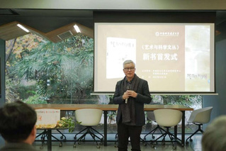 陈履生先生在图书馆VIP的...